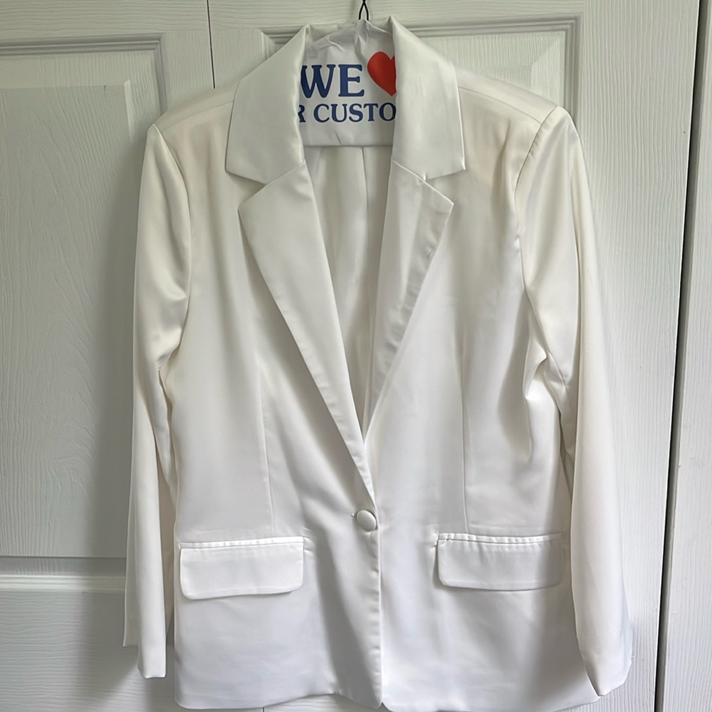 White pants suit-perfect for wedding rehearsal or even a wedding!